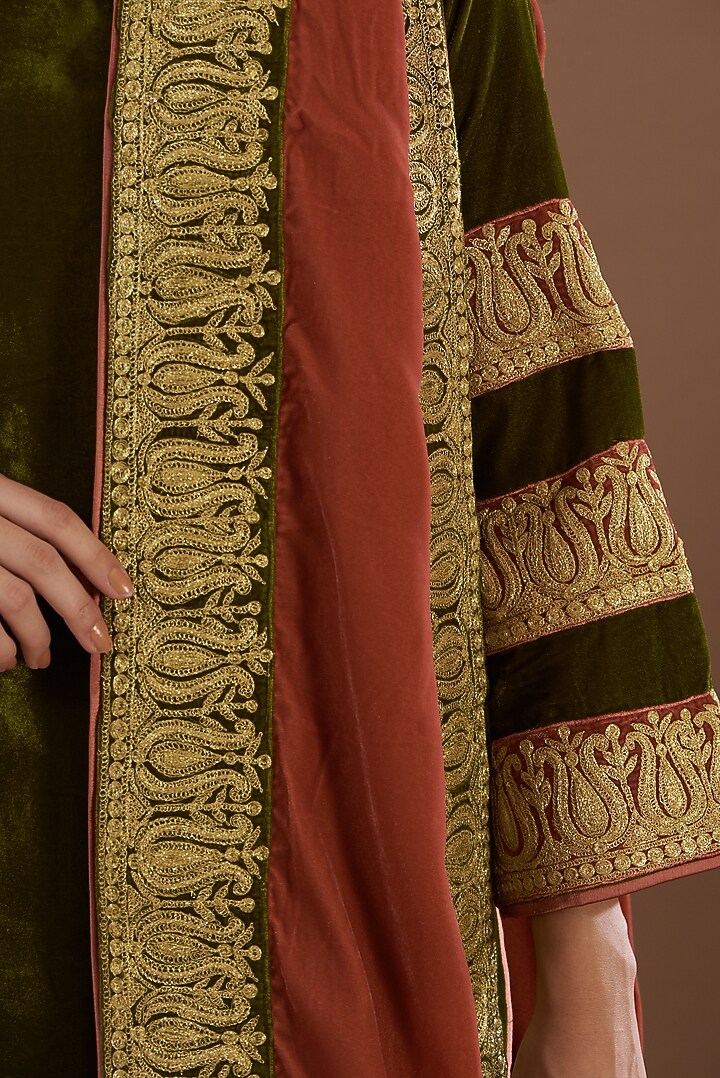 Olive Green Embroidered Kurta Set by Daljit Sudan at Pernia's Pop Up Shop
