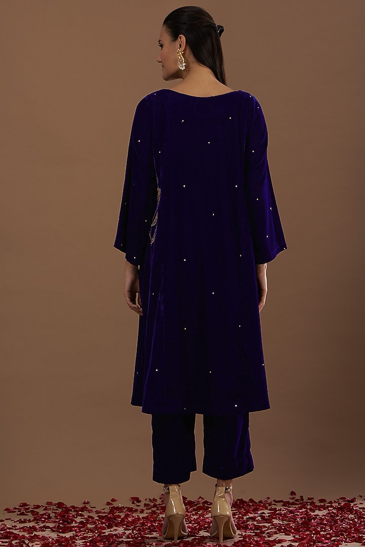 Royal Blue Velvet Embroidered Kurta Set by Daljit Sudan at Pernia's Pop Up Shop