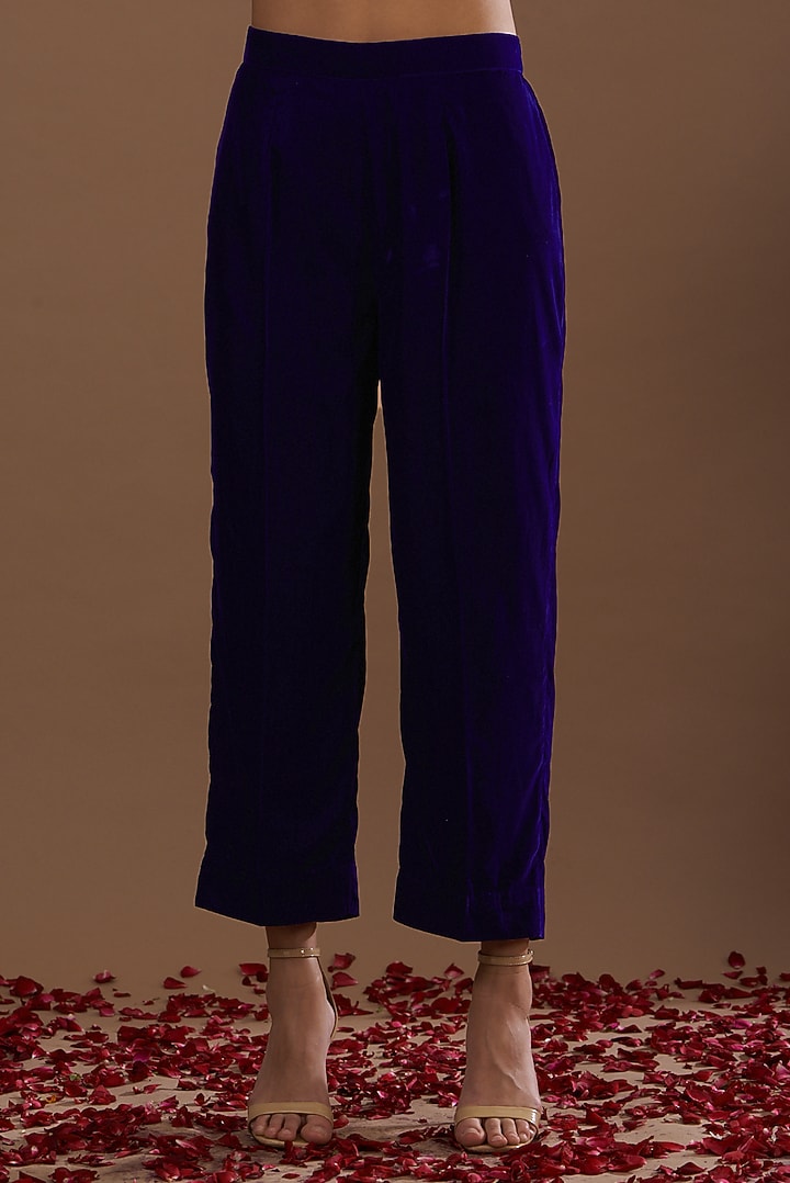 Royal Blue Velvet Embroidered Kurta Set by Daljit Sudan at Pernia's Pop Up Shop