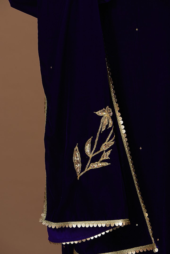 Royal Blue Velvet Embroidered Kurta Set by Daljit Sudan at Pernia's Pop Up Shop