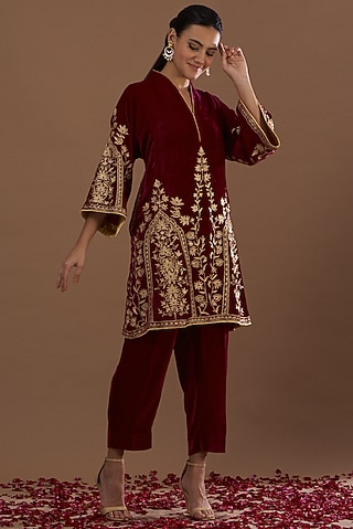 Maroon Velvet Embroidered Kurta Set by Daljit Sudan