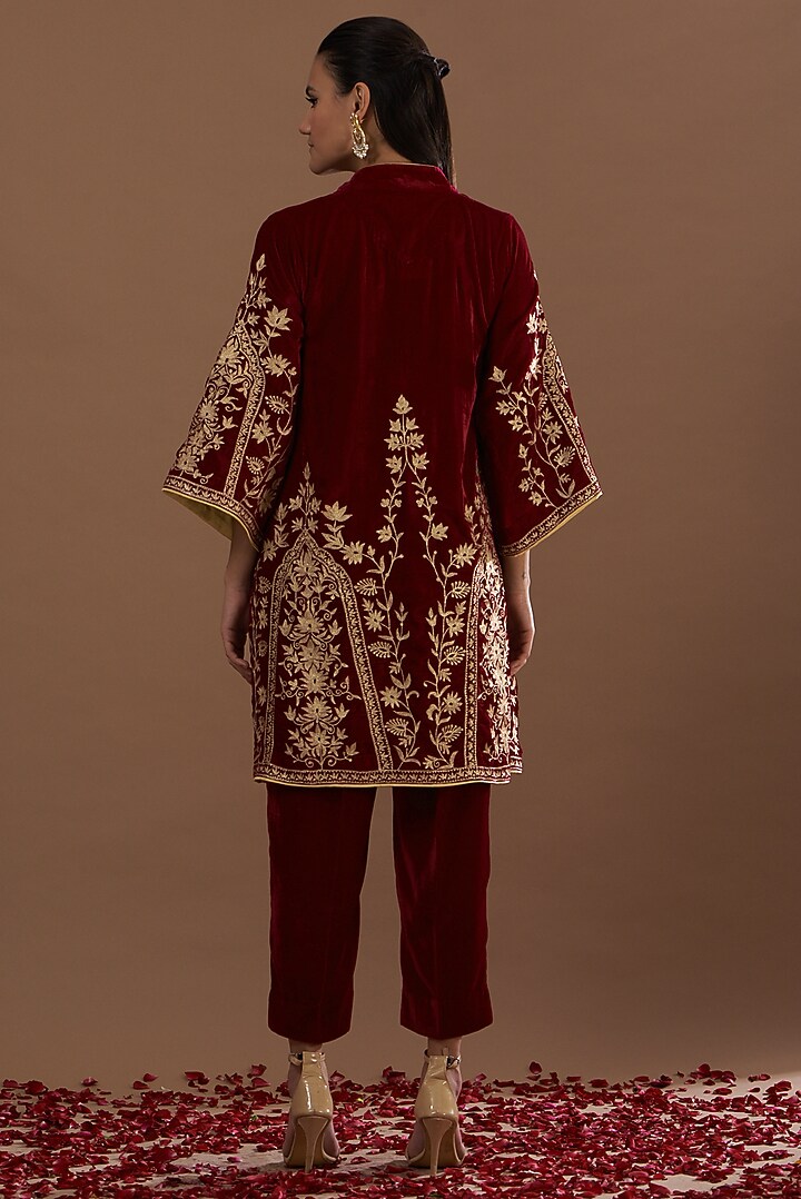 Maroon Velvet Embroidered Kurta Set by Daljit Sudan at Pernia's Pop Up Shop