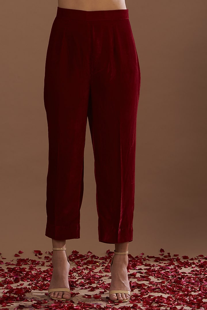 Maroon Velvet Embroidered Kurta Set by Daljit Sudan at Pernia's Pop Up Shop