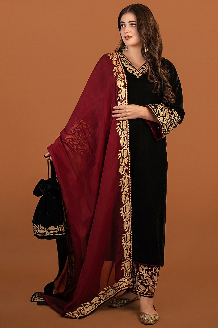 Black Velvet Aari & Tille Embroidered Kurta Set by Daljit Sudan at Pernia's Pop Up Shop