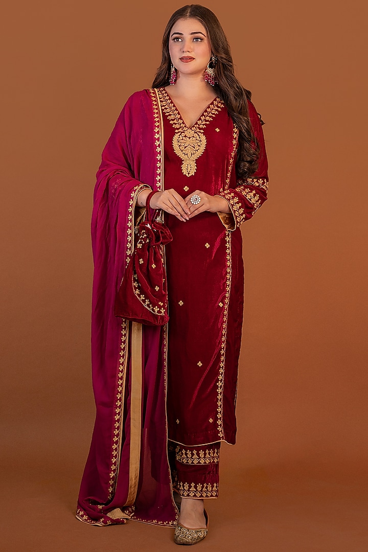 Reddish Pink Velvet Machine Embroidered Kurta Set by Daljit Sudan at Pernia's Pop Up Shop