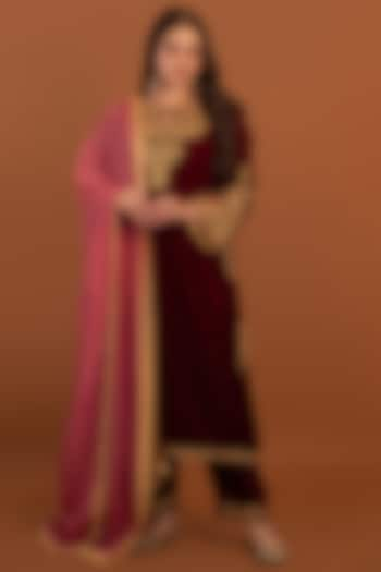 Maroon Velvet Machine Embroidered Kurta Set by Daljit Sudan