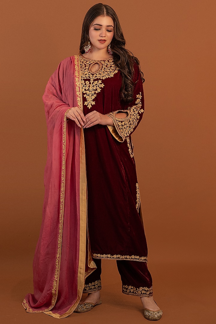 Maroon Velvet Machine Embroidered Kurta Set by Daljit Sudan