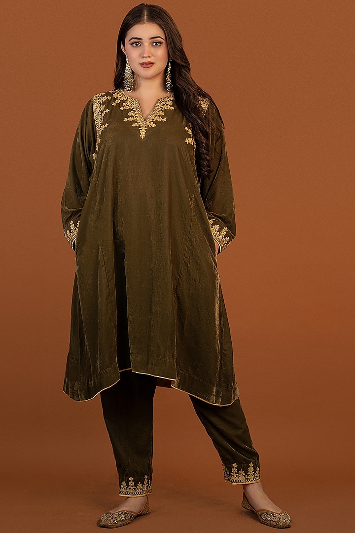 Olive Green Velvet Machine Embroidered Kurta Set by Daljit Sudan at Pernia's Pop Up Shop