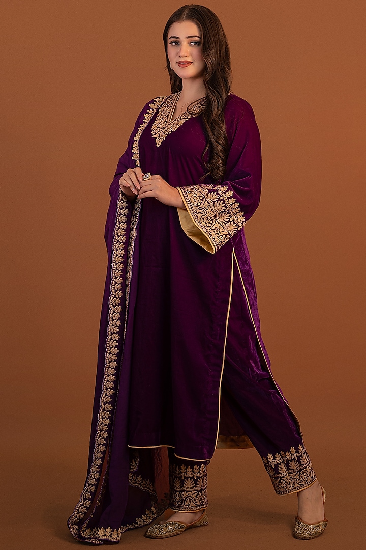 Purple Velvet Machine Embroidered Kurta Set by Daljit Sudan at Pernia's Pop Up Shop