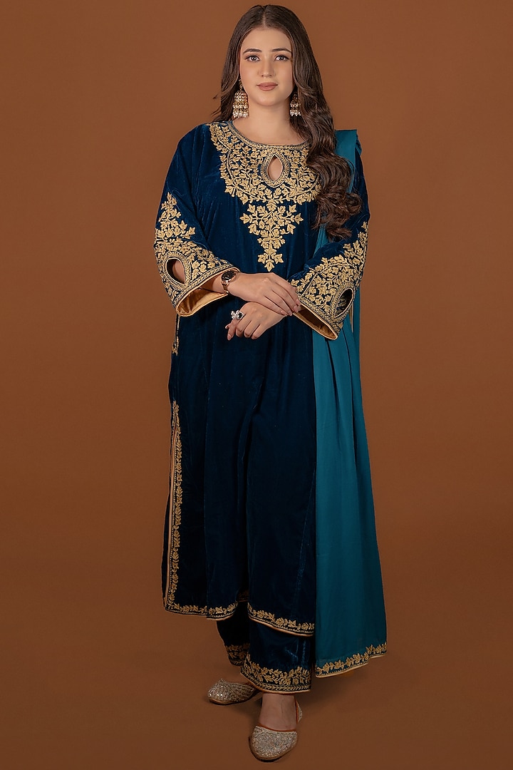 Blue Velvet Machine Embroidered Kurta Set by Daljit Sudan at Pernia's Pop Up Shop