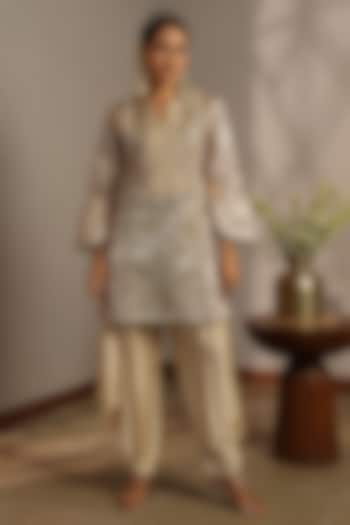 Gold Crush Gota Embellished Kurta Set by Aditi Somani at Pernia's Pop Up Shop