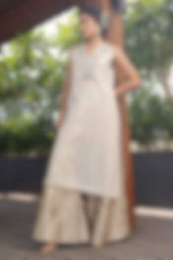 White Tissue Embroidered Kurta Set by Aditi Somani at Pernia's Pop Up Shop