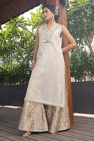 White Tissue Embroidered Kurta Set by Aditi Somani