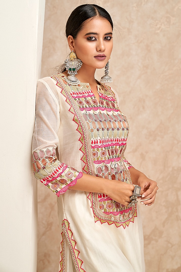 White Chanderi Embroidered Kurta Set by Aditi Somani at Pernia's Pop Up Shop