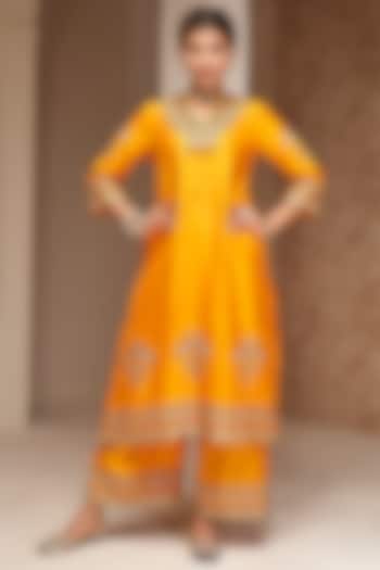 Yellow Cotton Silk Embroidered Kurta Set by Aditi Somani at Pernia's Pop Up Shop