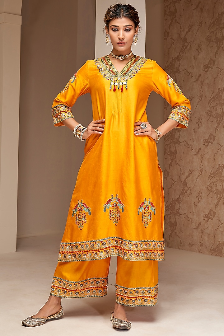 Yellow Cotton Silk Embroidered Kurta Set by Aditi Somani at Pernia's Pop Up Shop