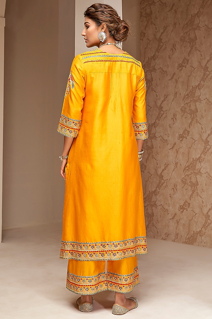 Yellow Cotton Silk Embroidered Kurta Set by Aditi Somani at Pernia's Pop Up Shop