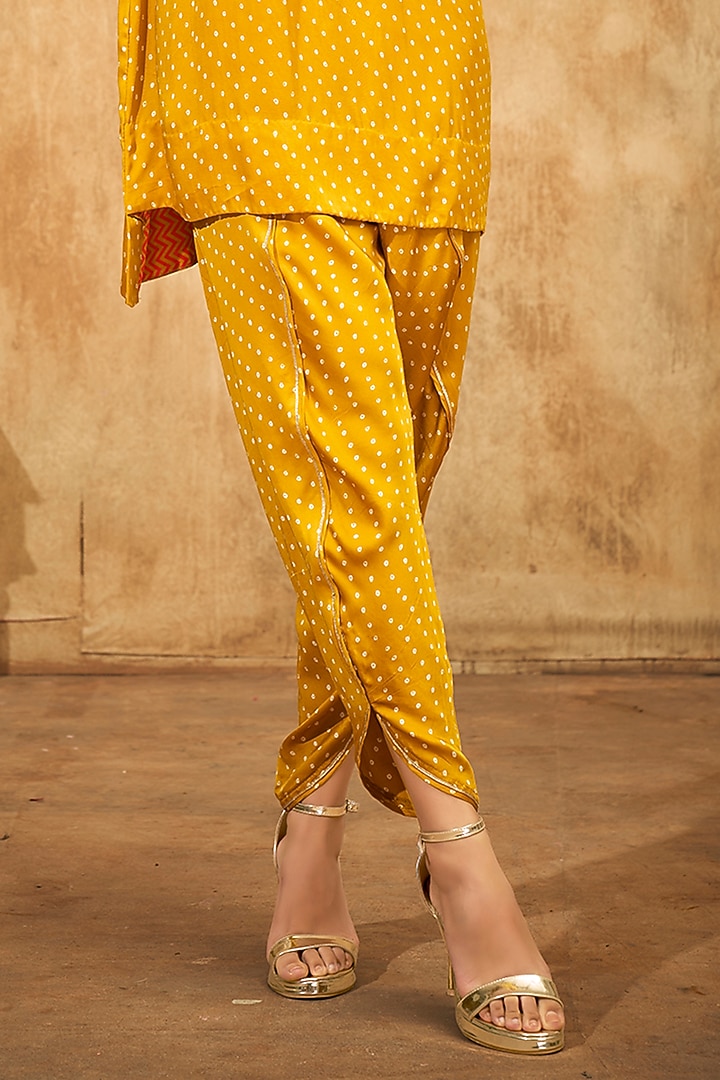 Mustard Printed Kurta Set by Aditi Somani at Pernia's Pop Up Shop