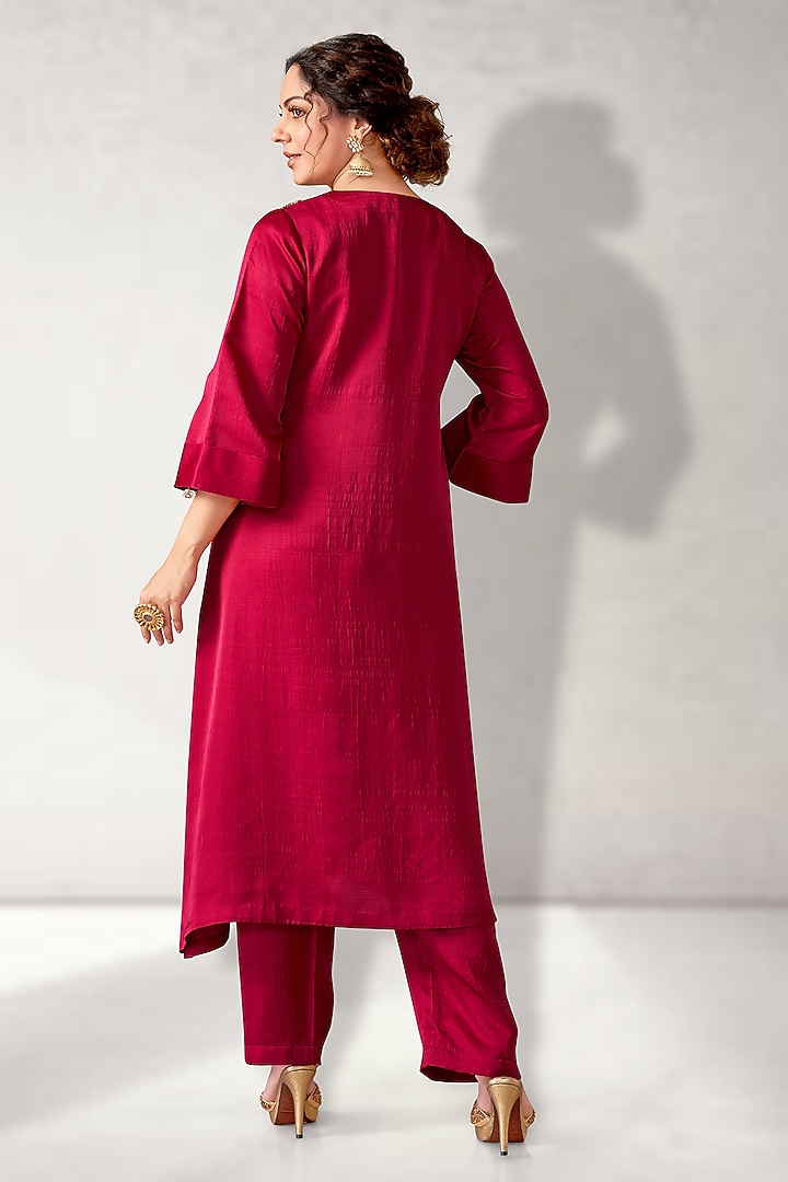 Magenta Nysa Silk Embroidered Kurta Set by Aditi Somani at Pernia's Pop Up Shop