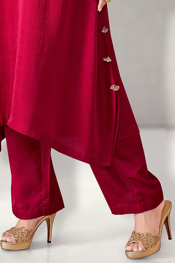 Magenta Nysa Silk Embroidered Kurta Set by Aditi Somani at Pernia's Pop Up Shop