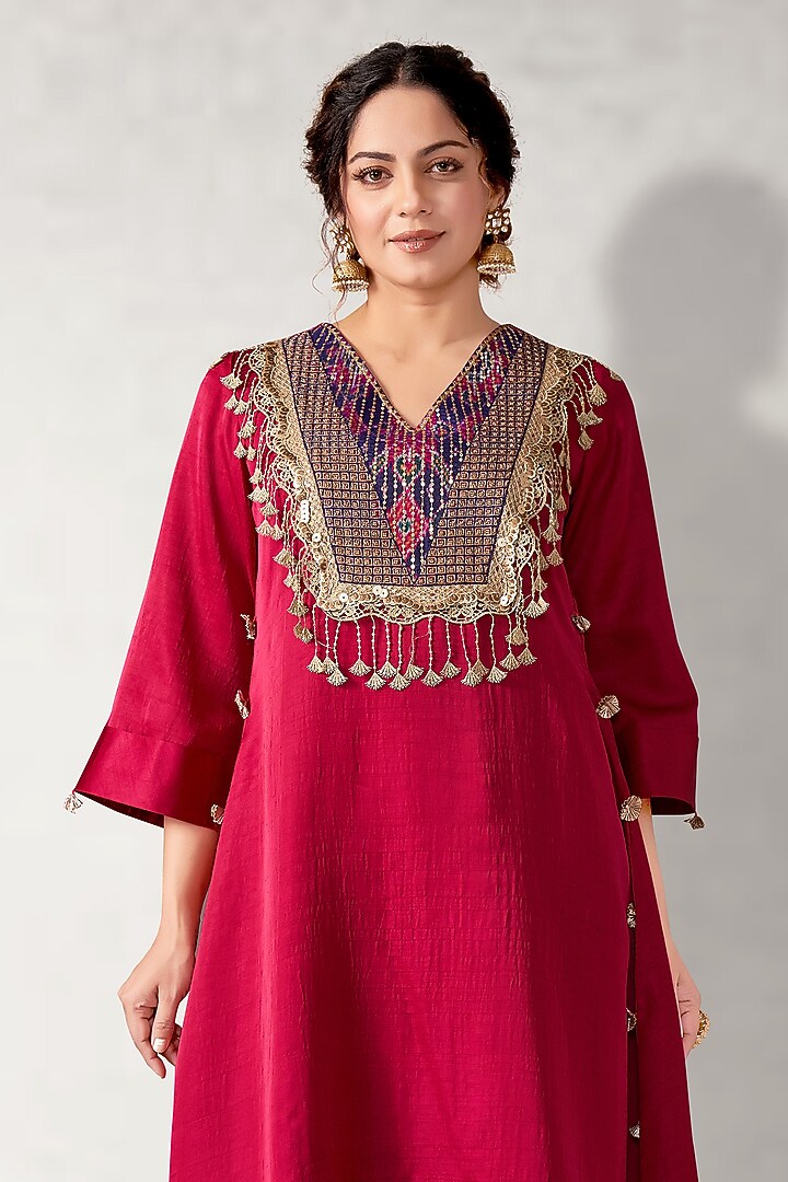Magenta Nysa Silk Embroidered Kurta Set by Aditi Somani at Pernia's Pop Up Shop