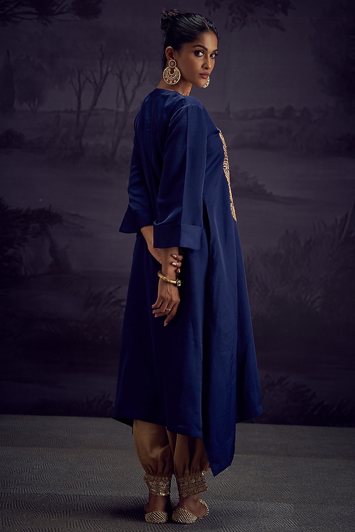 Blue Nysaa Silk Embroidered Kurta Set by Aditi Somani at Pernia's Pop Up Shop