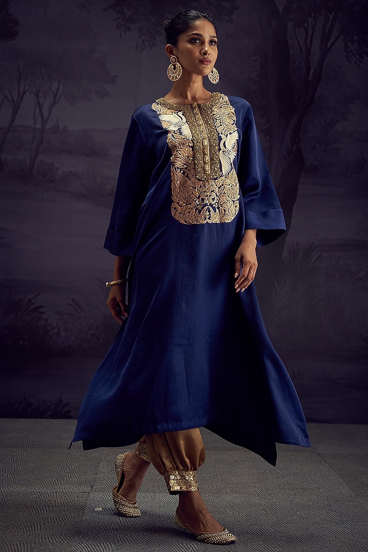 Blue Nysaa Silk Embroidered Kurta Set by Aditi Somani at Pernia's Pop Up Shop