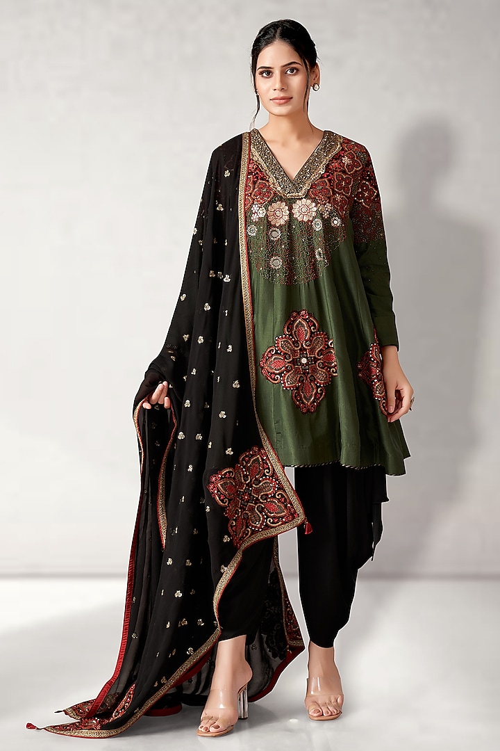 Green Dupion Silk Embroidered Kalidar Kurta Set by Aditi Somani at Pernia's Pop Up Shop