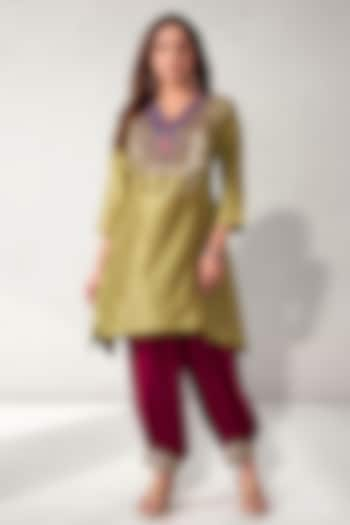 Green Bamboo Silk Patola Short Kurta Set by Aditi Somani at Pernia's Pop Up Shop