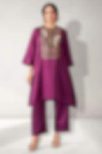 Mauve Silk Embroidered Short Kurta Set by Aditi Somani at Pernia's Pop Up Shop