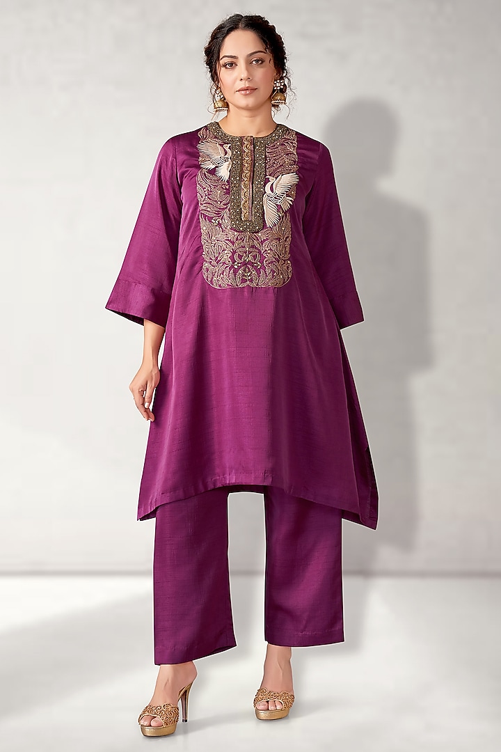 Mauve Silk Embroidered Short Kurta Set by Aditi Somani at Pernia's Pop Up Shop