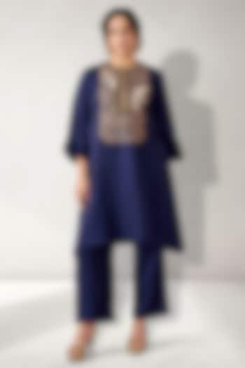 Blue Silk Embroidered Short Kurta Set by Aditi Somani at Pernia's Pop Up Shop