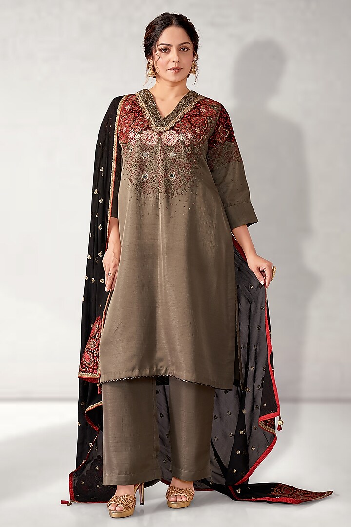 Grey Silk Embroidered Kurta Set by Aditi Somani at Pernia's Pop Up Shop