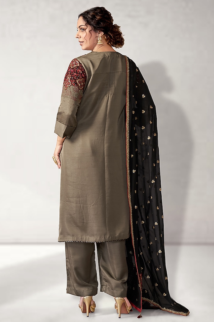 Grey Silk Embroidered Kurta Set by Aditi Somani at Pernia's Pop Up Shop