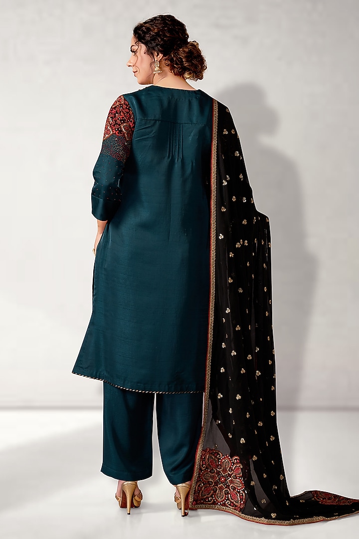 Teal Silk Embroidered Kurta Set by Aditi Somani at Pernia's Pop Up Shop