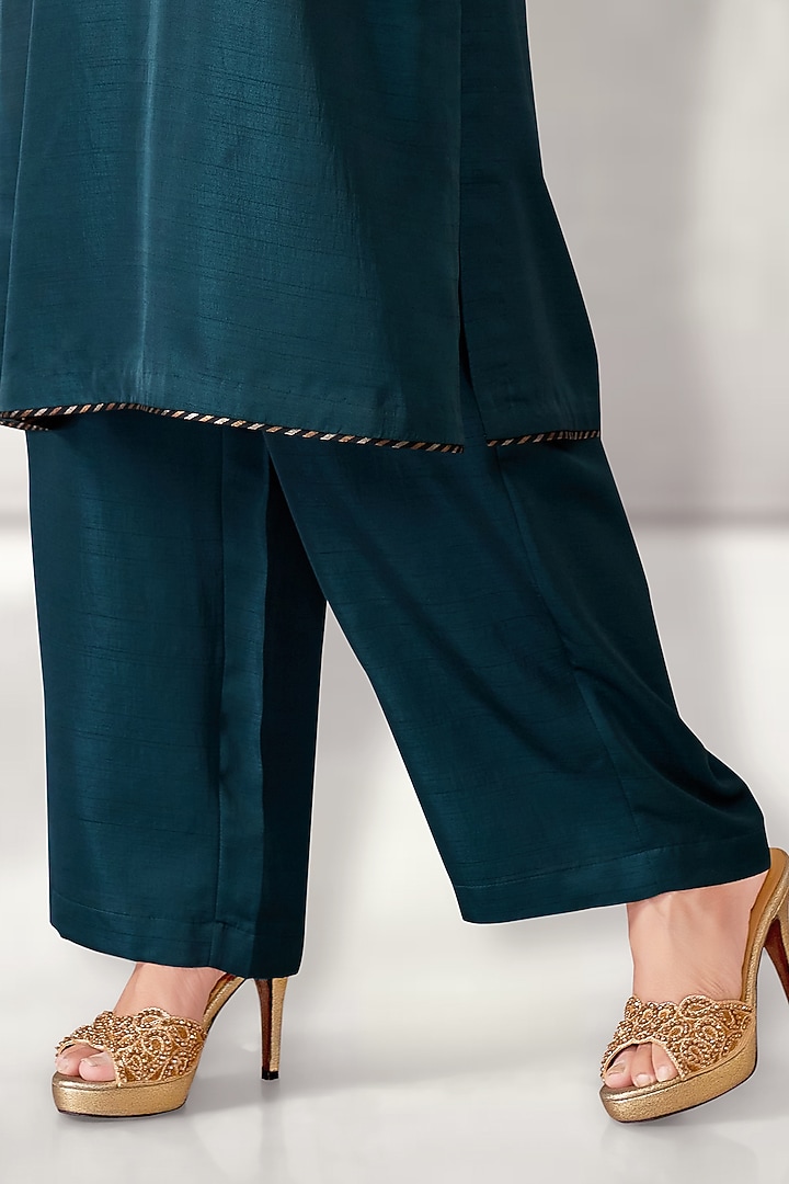 Teal Silk Embroidered Kurta Set by Aditi Somani at Pernia's Pop Up Shop
