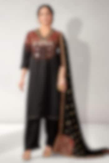 Black Silk Embroidered Kurta Set by Aditi Somani at Pernia's Pop Up Shop