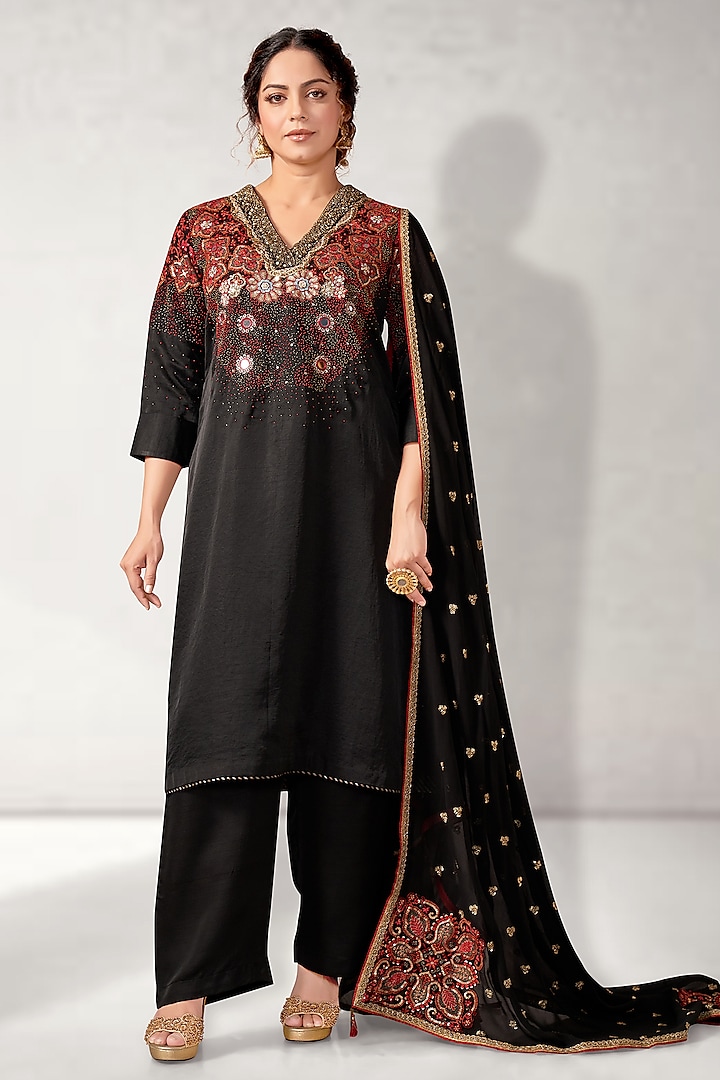 Black Silk Embroidered Kurta Set by Aditi Somani at Pernia's Pop Up Shop