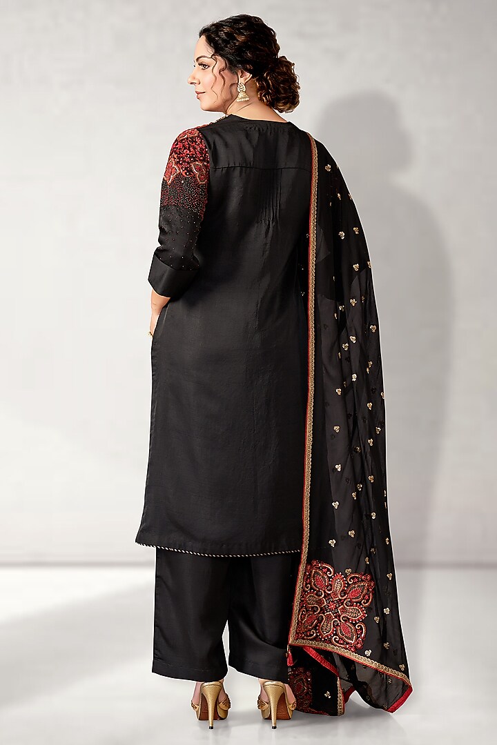 Black Silk Embroidered Kurta Set by Aditi Somani at Pernia's Pop Up Shop