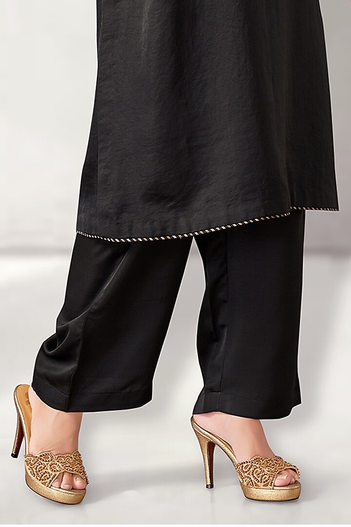 Black Silk Embroidered Kurta Set by Aditi Somani at Pernia's Pop Up Shop
