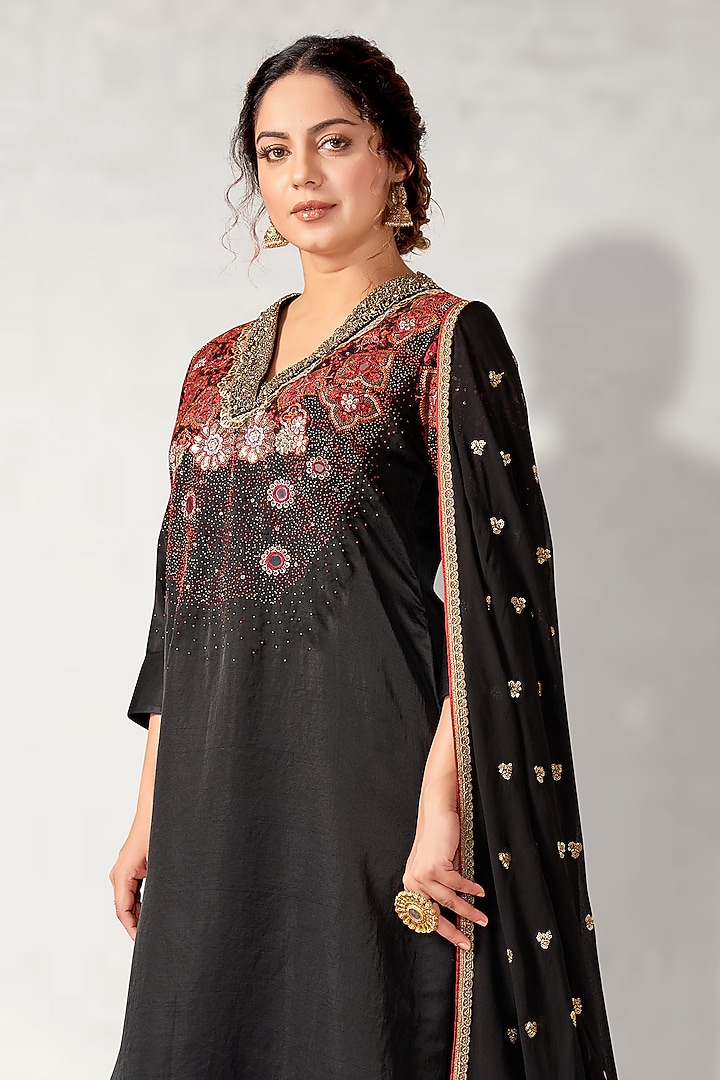 Black Silk Embroidered Kurta Set by Aditi Somani at Pernia's Pop Up Shop