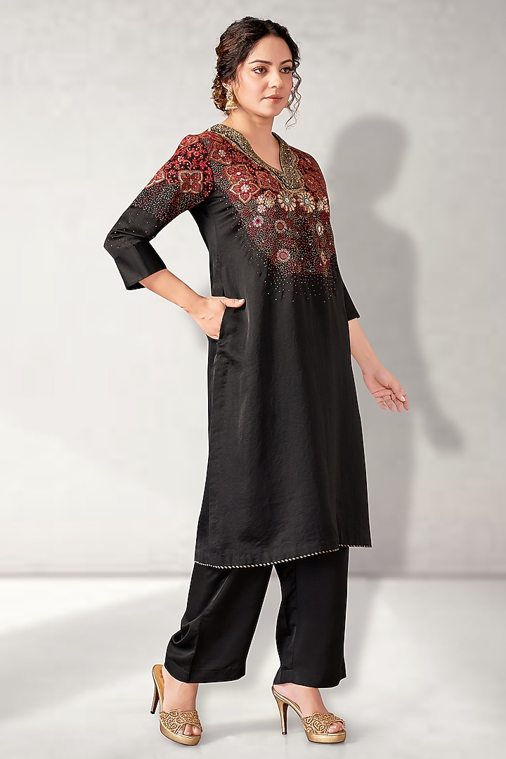 Black Silk Embroidered Kurta Set by Aditi Somani at Pernia's Pop Up Shop