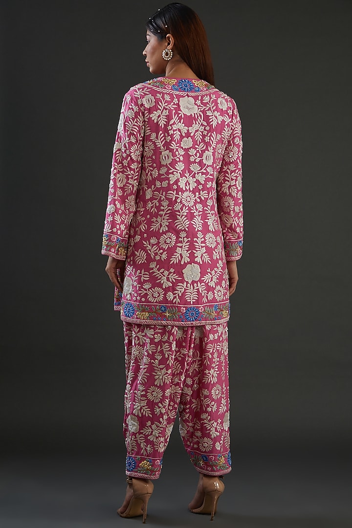 Pink Silk Embroidered Kurta Set by Diksha Tandon at Pernia's Pop Up Shop