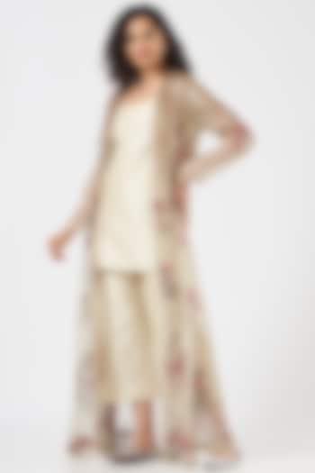 Ivory Floral Embroidered Cape Set by Diksha Tandon at Pernia's Pop Up Shop