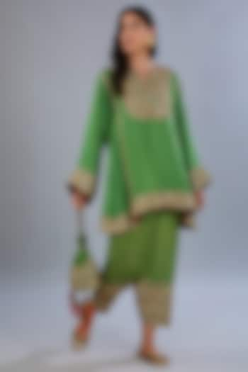 Green Satin & Silk Embellished Kurta Set by Diksha Tandon at Pernia's Pop Up Shop