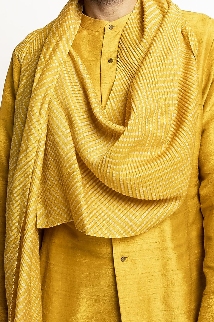 Yellow Raw Silk Bandhani Printed Kurta Set by Divyam Mehta Men at Pernia's Pop Up Shop