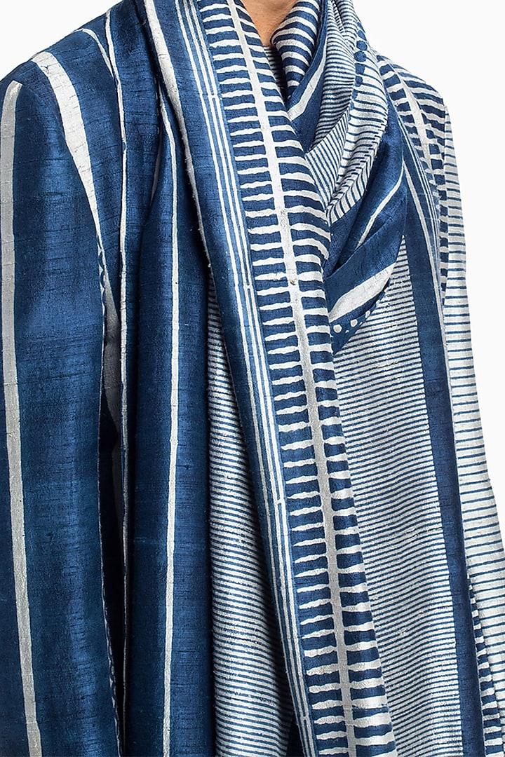 Cobalt Blue & White Raw Silk Printed Kurta Set by Divyam Mehta Men at Pernia's Pop Up Shop