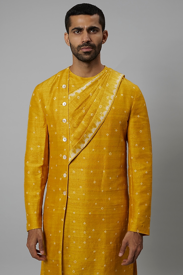 Haldi Yellow Raw Silk & Stretch Cotton Bandhani Draped Kurta Set by Divyam Mehta Men at Pernia's Pop Up Shop
