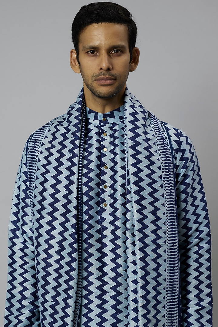 Blue Raw Silk Printed Kurta Set by Divyam Mehta Men at Pernia's Pop Up Shop