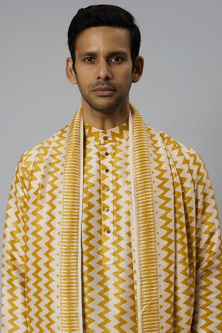 Yellow Raw Silk Printed Kurta Set by Divyam Mehta Men at Pernia's Pop Up Shop